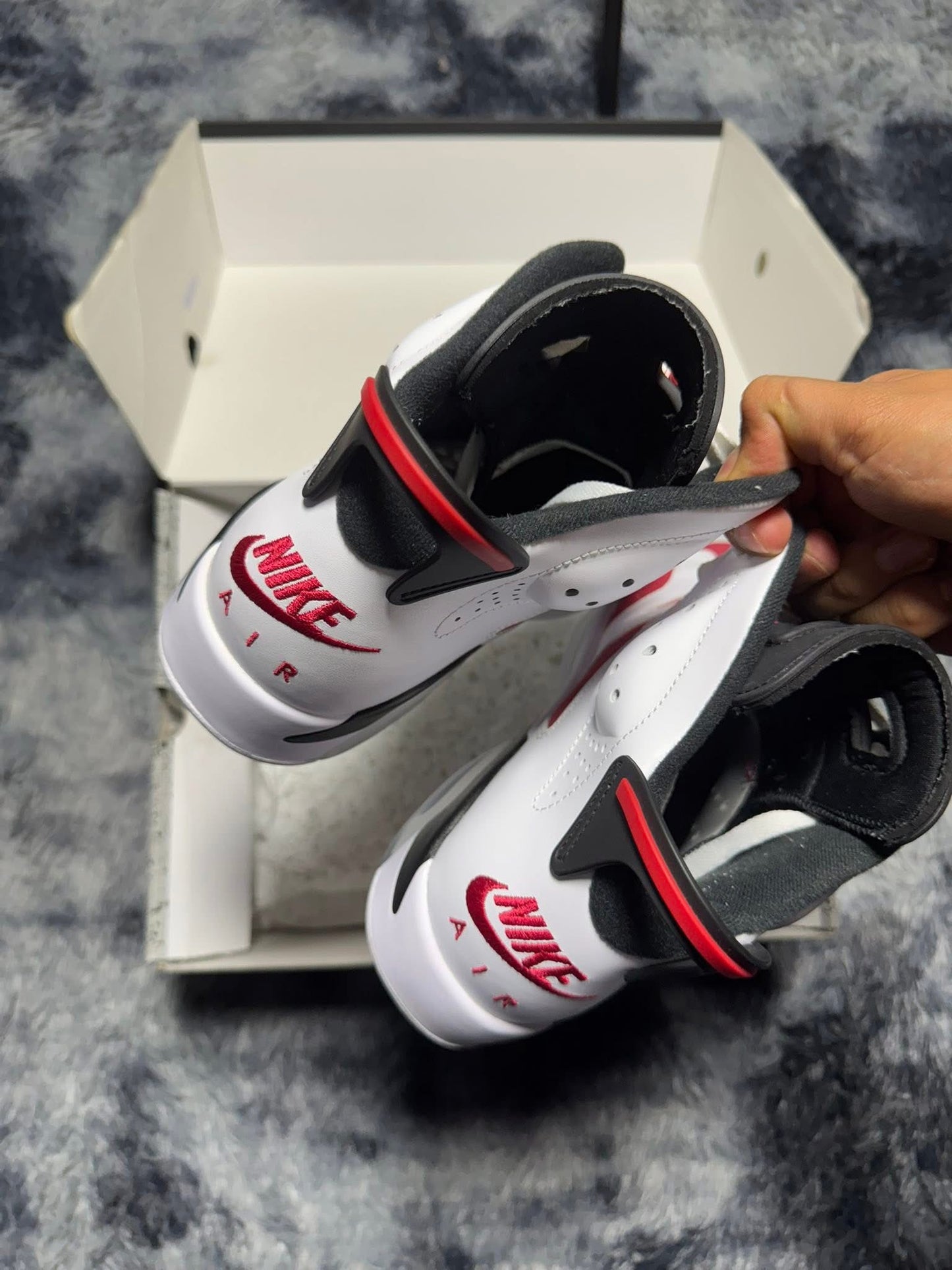 Retro 6 carmine