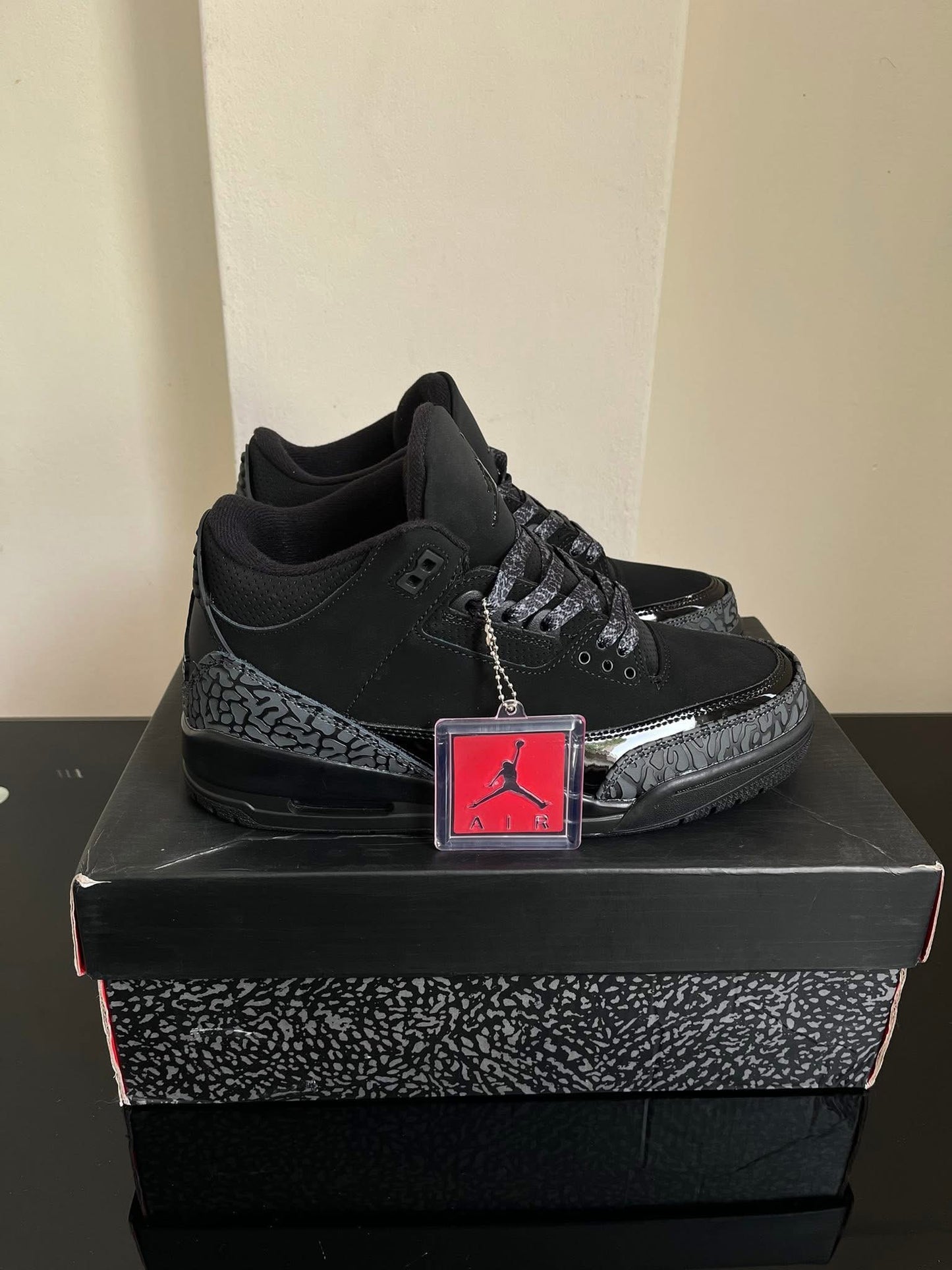 Retro 3 black cat